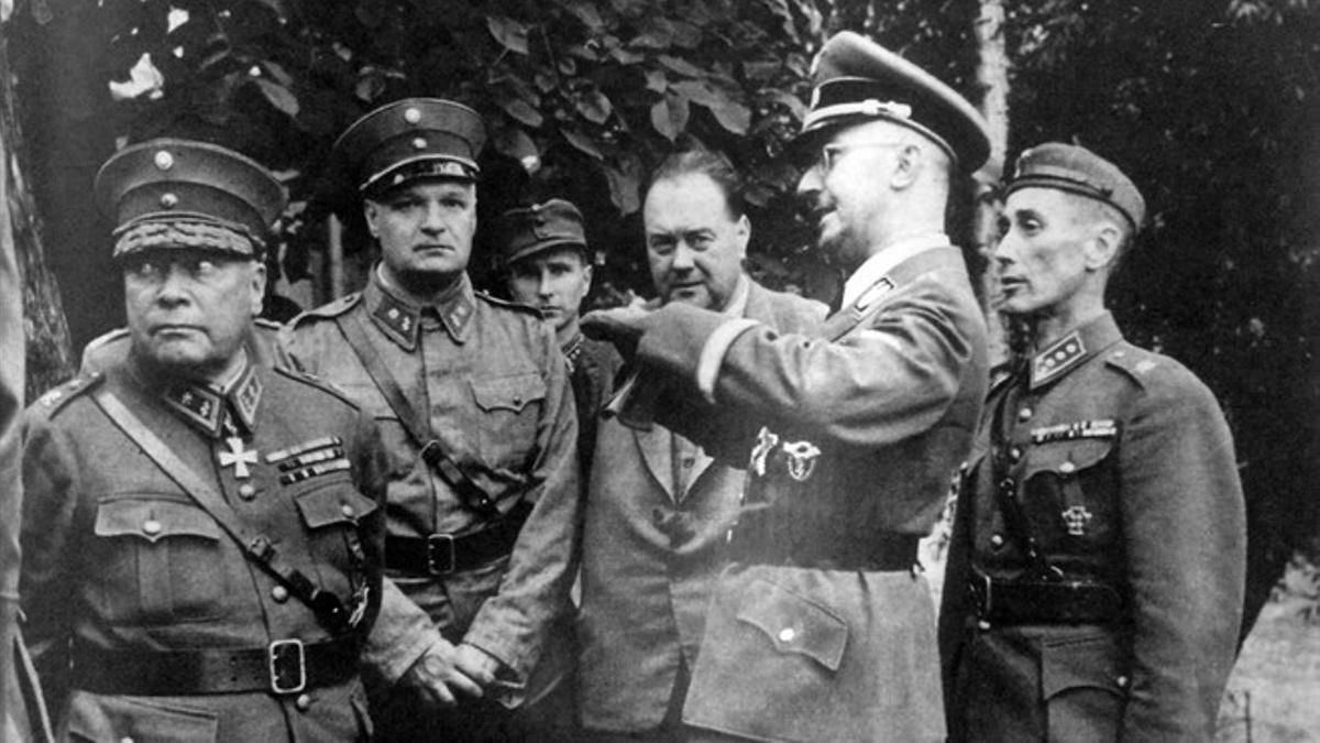 Himmler, con otros líderes nazis y con su médico, Felix Kersten (de civil), en Finlandia.
