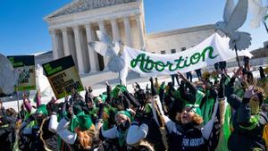 Activistas defensores del aborto protestan ante la sede del Tribunal Supremo en Washington.