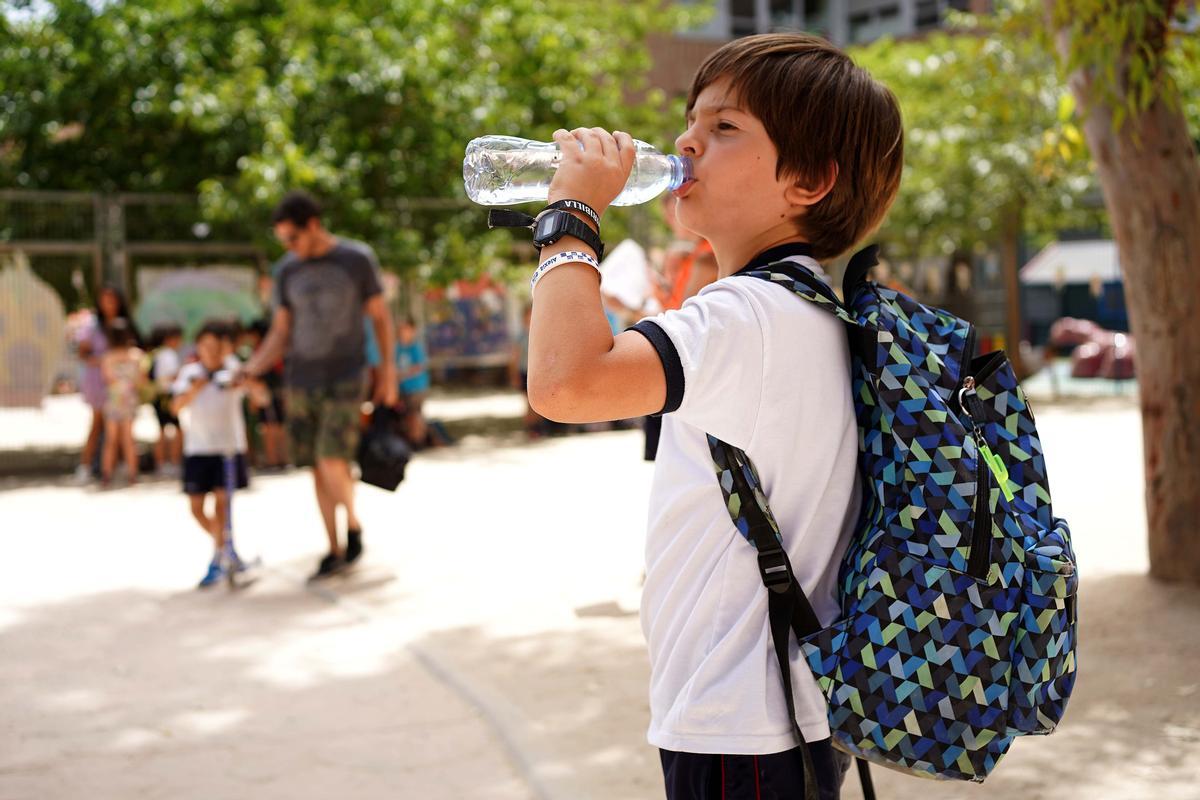 Un escolar bebe agua durante la ola de calor del pasado mes de junio. 