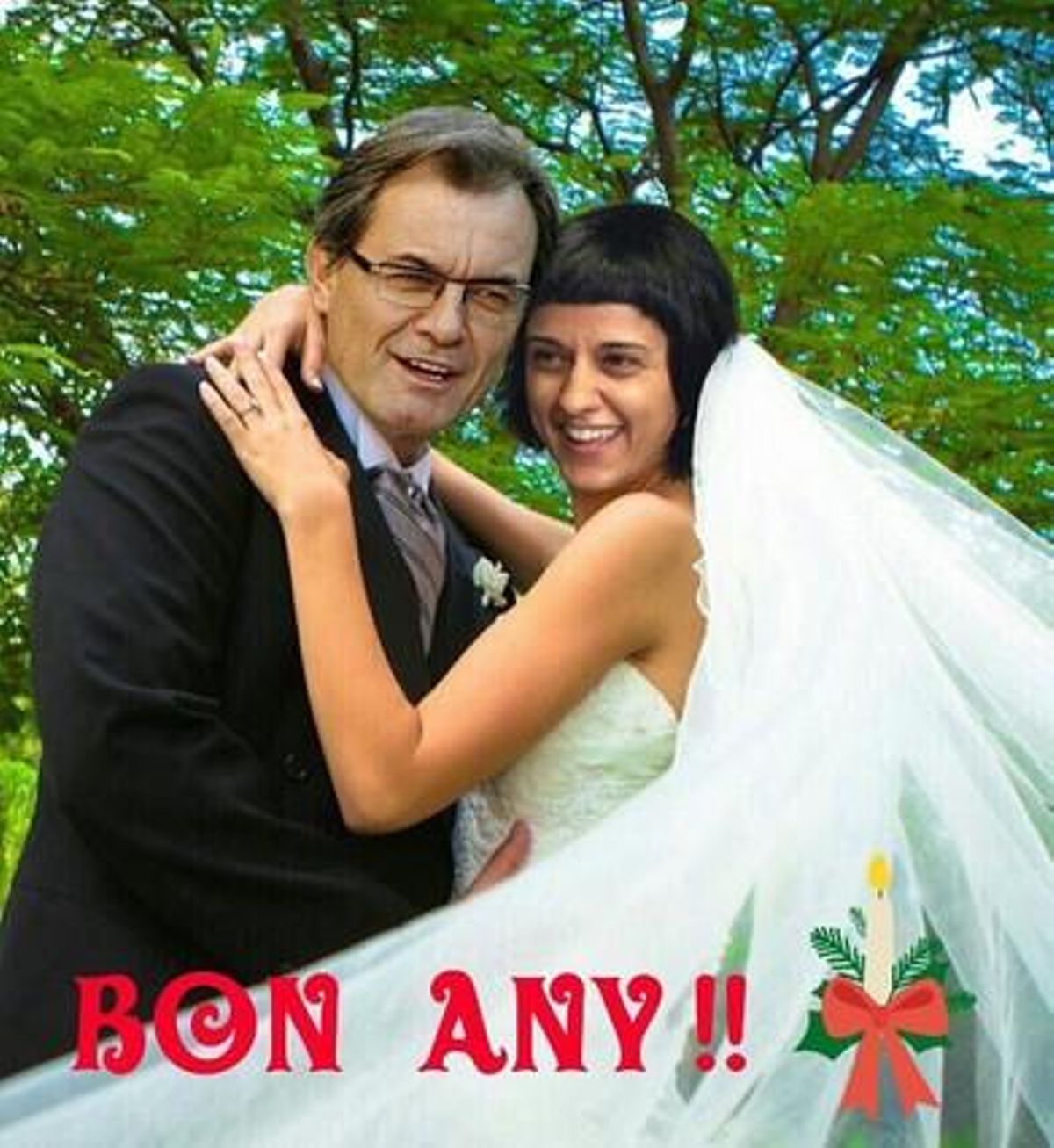 Foto trucada en la que se puede ver a Artur Mas y Anna Gabriel, en plena boda, felicitando el 2016. Foto trucada en la que se puede ver a Artur Mas y Anna Gabriel, en plena boda, felicitando el 2016.