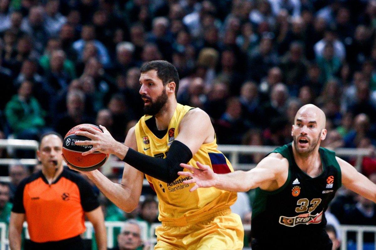 Calathes pugna con Mirotic, su nuevo compañero en el Barça, en un partido de la última Euroliga en la pista del Panathinaikos. Calathes pugna con Mirotic, su nuevo compañero en el Barça, en un partido de la última Euroliga en la pista del Panathinaikos.