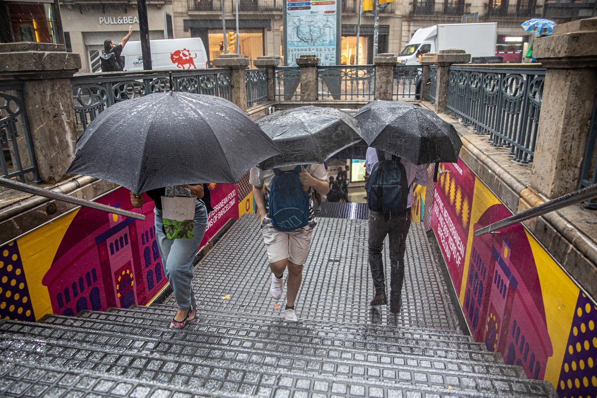 Lluvia en Barcelona, en la calle Consell de Cent. 