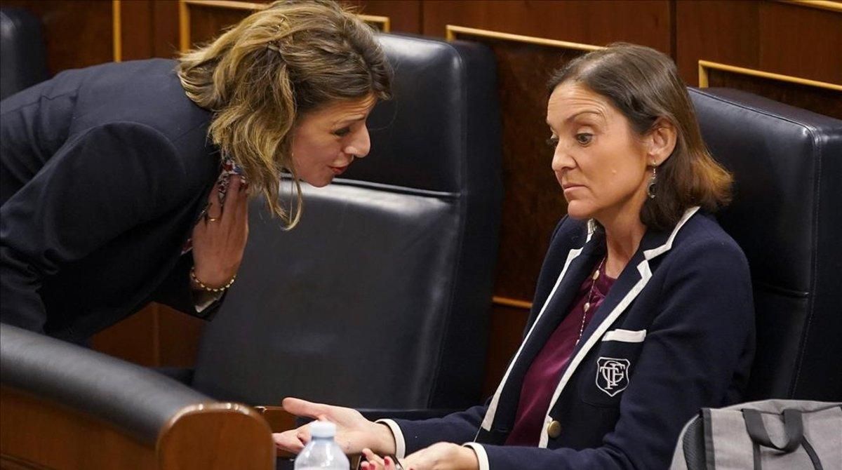 La nueva ministra de Trabajo, Yolanda Díaz, con la titular de Industria, Reyes Maroto, en una imagen de archivo, en el Congreso de los Diputados. La nueva ministra de Trabajo, Yolanda Díaz, con la titular de Industria, Reyes Maroto, en una imagen de archivo, en el Congreso de los Diputados.