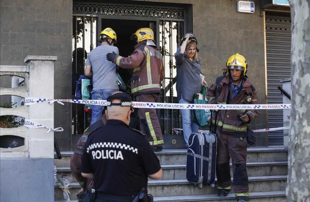 Uno de los vecinos sube acompañado por un bombero a su vivienda para recoger algunas pertenencias personales. Uno de los vecinos sube acompañado por un bombero a su vivienda para recoger algunas pertenencias personales.