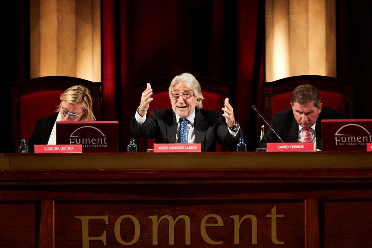 El presidente de Foment del Treball, Josep Sánchez Llibre (c), junto a la vicepresidenta, Virginia Guinda (i), y el secretario, David Tornos (d), durante la presentación de las propuestas de carácter económico, fiscal y empresarial que la patronal catalana hará llegar a los principales partidos que concurren en las elecciones generales del 28 de abril. El presidente de Foment del Treball, Josep Sánchez Llibre (c), junto a la vicepresidenta, Virginia Guinda (i), y el secretario, David Tornos (d), durante la presentación de las propuestas de carácter económico, fiscal y empresarial que la patronal catalana hará llegar a los principales partidos que concurren en las elecciones generales del 28 de abril.
