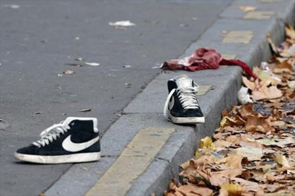 Unas zapatillas y una camiseta ensangrentada sobre la acera a las puertas de El Bataclan, ayer por la mañana. Unas zapatillas y una camiseta ensangrentada sobre la acera a las puertas de El Bataclan, ayer por la mañana.