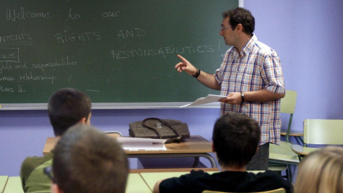 Imagen de archivo de un profesor impartiendo clases en el Instituto Público de Riba-roja de Túria (Valencia).