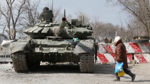 Un tanque ruso en la ciudad de Mariupol.