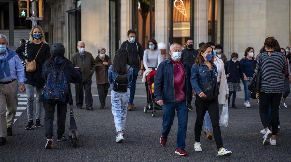 Peatones, en una calle de Barcelona. Peatones, en una calle de Barcelona.