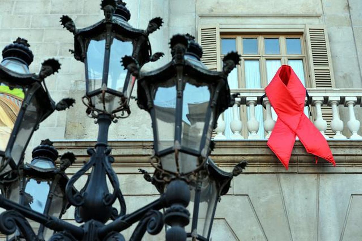 Un lazo rojo en el balcón del Ayuntamiento de Barcelona en conmemoración al dia mundial de la lucha contra el sida. Un lazo rojo en el balcón del Ayuntamiento de Barcelona en conmemoración al dia mundial de la lucha contra el sida.