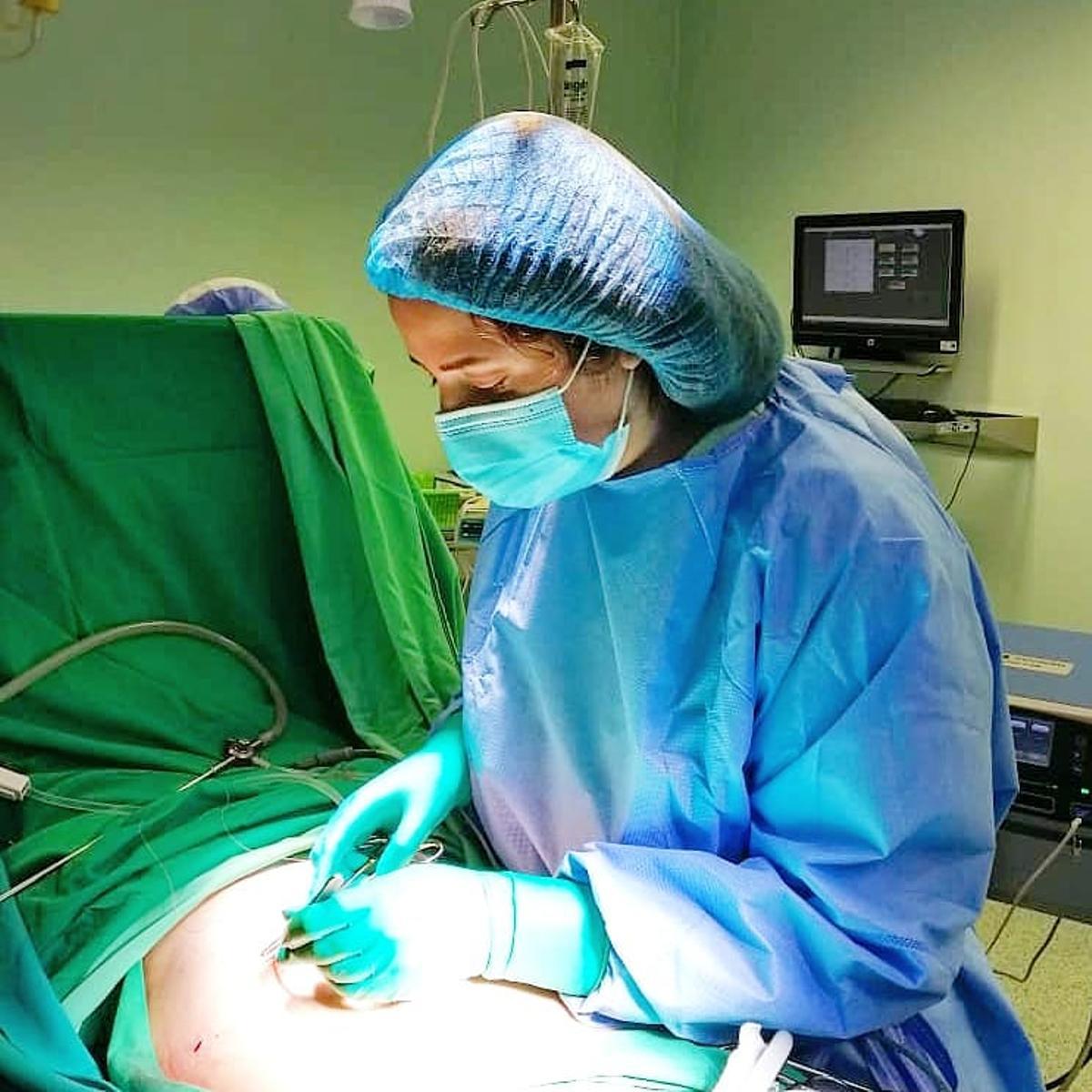 La cirujana libanesa Murielle el Feghaly operando durante su residencia en un hospital de Beirut. La cirujana libanesa Murielle el Feghaly operando durante su residencia en un hospital de Beirut.
