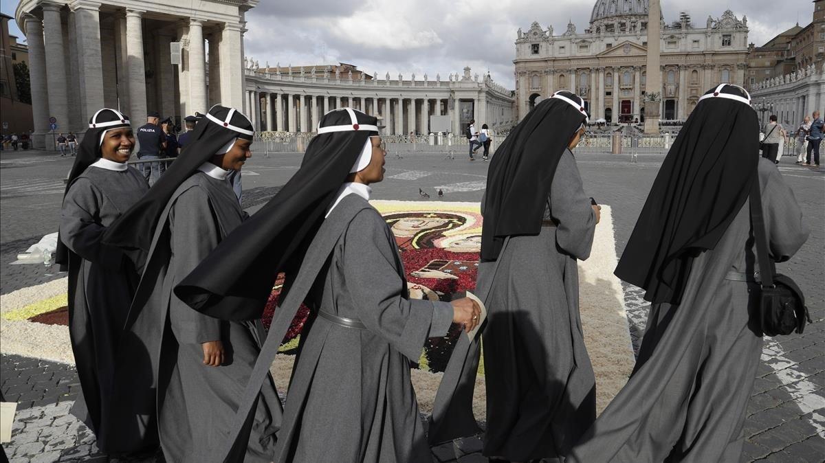 Un grupo de monjas camina por la plaza de San Pedro del Vaticano, antes de una misa del Papa, en junio del 2017.