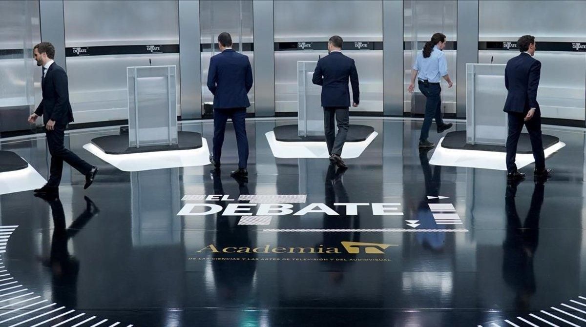 Pablo Casado, Pedro Sánchez, Santiago Abascal, Pablo Iglesias y Albert Rivera se dirigen a sus respectivos estrados antes de comenzar el debate. Pablo Casado, Pedro Sánchez, Santiago Abascal, Pablo Iglesias y Albert Rivera se dirigen a sus respectivos estrados antes de comenzar el debate.