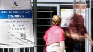 Dos personas entran en una oficina de la Agencia Tributaria en Madrid el primer día de la campaña de la renta 2022-2023.