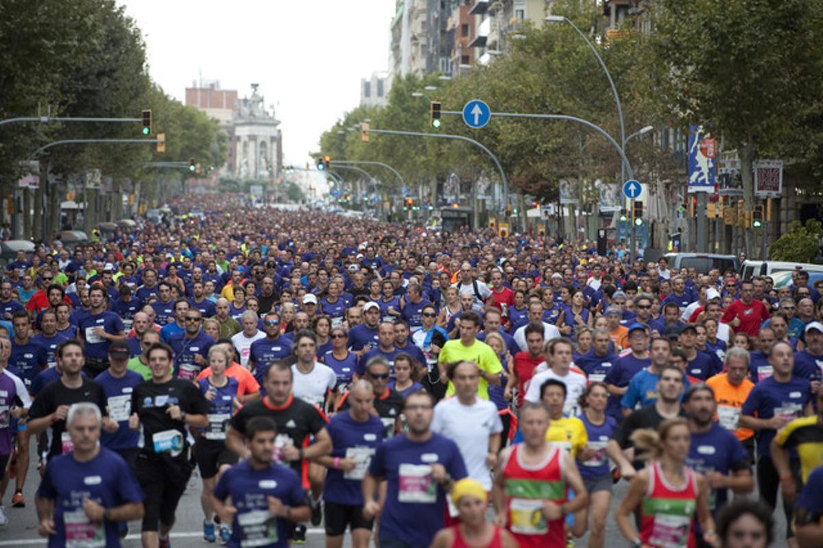 Los participantes en la Cursa descienden por el Paral·lel tras la salida en la avenida de María Cristina. Los participantes en la Cursa descienden por el Paral·lel tras la salida en la avenida de María Cristina.