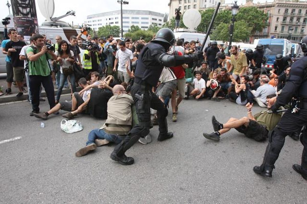 El desalojo de plaça Catalunya, visto por Danny Caminal. El desalojo de plaça Catalunya, visto por Danny Caminal.