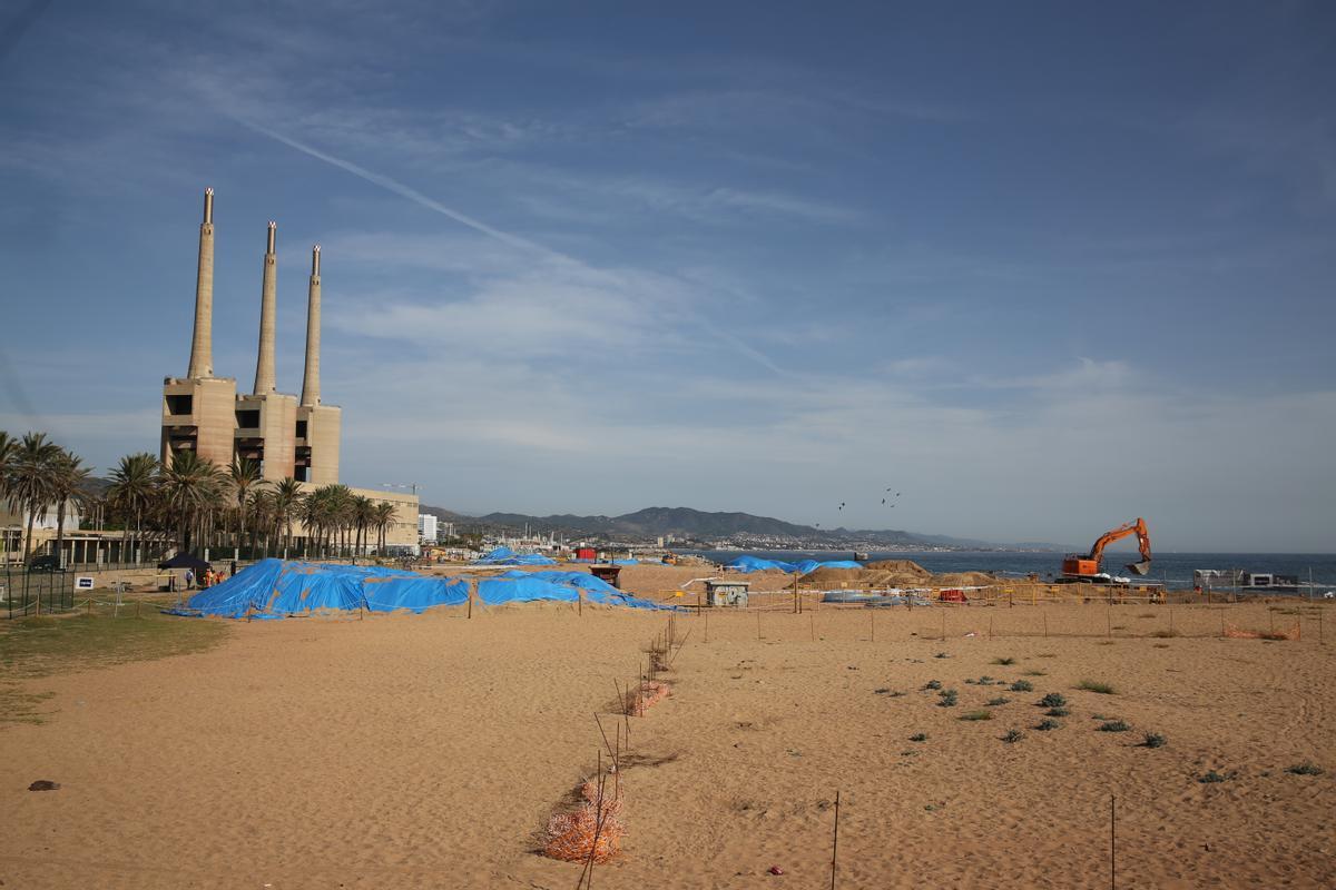 Obras para extender un cable submarino en la playa de Sant Adrià cerrada al público por la alta presencia de residuos contaminantes.