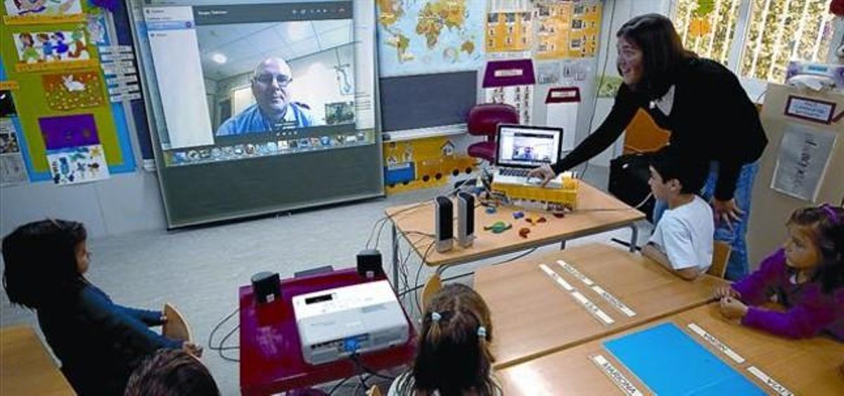 ACTIVIDAD 3 A la izquierda, niños de P-4 del CEIP Sant Martí muestran un transbordador de papel que les regaló la científica Alina Hirschmann. Ahora se turnan para llevárselo a casa. Arriba, la maestra Esther Manchón ayuda a un alumno a lanzar un cohete. A la derecha, el astrofísico Serguei Odintsov conversa con los niños en una videoconferencia con la ayuda de su colega Hirschmann. ACTIVIDAD 3 A la izquierda, niños de P-4 del CEIP Sant Martí muestran un transbordador de papel que les regaló la científica Alina Hirschmann. Ahora se turnan para llevárselo a casa. Arriba, la maestra Esther Manchón ayuda a un alumno a lanzar un cohete. A la derecha, el astrofísico Serguei Odintsov conversa con los niños en una videoconferencia con la ayuda de su colega Hirschmann.
