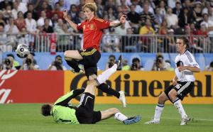 Fernando Torres ante Jens Lehmann en la final de la Eurocopa de 2008