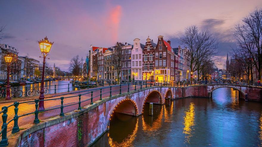 Amsterdam prevents cruise ships from docking in its center due to pollution
