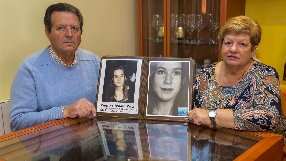 Manuel Bergua y Luisa Vera posan con una foto de su hija desaparecida, Cristina, junto a otra imagen del aspecto que tendría en la actualidad. Manuel Bergua y Luisa Vera posan con una foto de su hija desaparecida, Cristina, junto a otra imagen del aspecto que tendría en la actualidad.