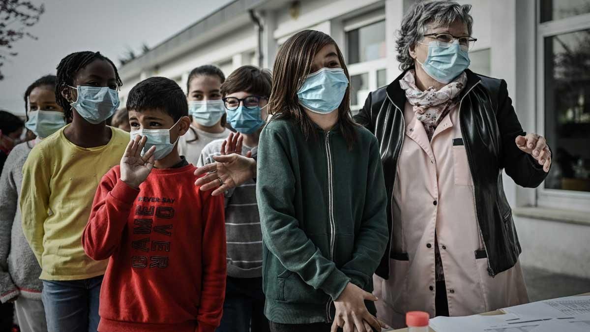 Alumnos con mascarilla en una escuela de Eysines, a las afueras de la ciudad francesa de Burdeos. Alumnos con mascarilla en una escuela de Eysines, a las afueras de la ciudad francesa de Burdeos.