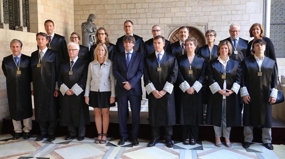 El president Puigdemont en la toma de posesión de los nuevos miembros de la Comissió Jurídica Assessora.