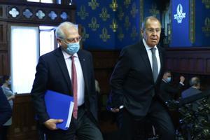 Borrell pide ante Lavrov la liberación del líder opositor ruso Alexéi Navalni. En la foto, ambos durante un momento de la visita de Borrell a Moscú, este viernes.
