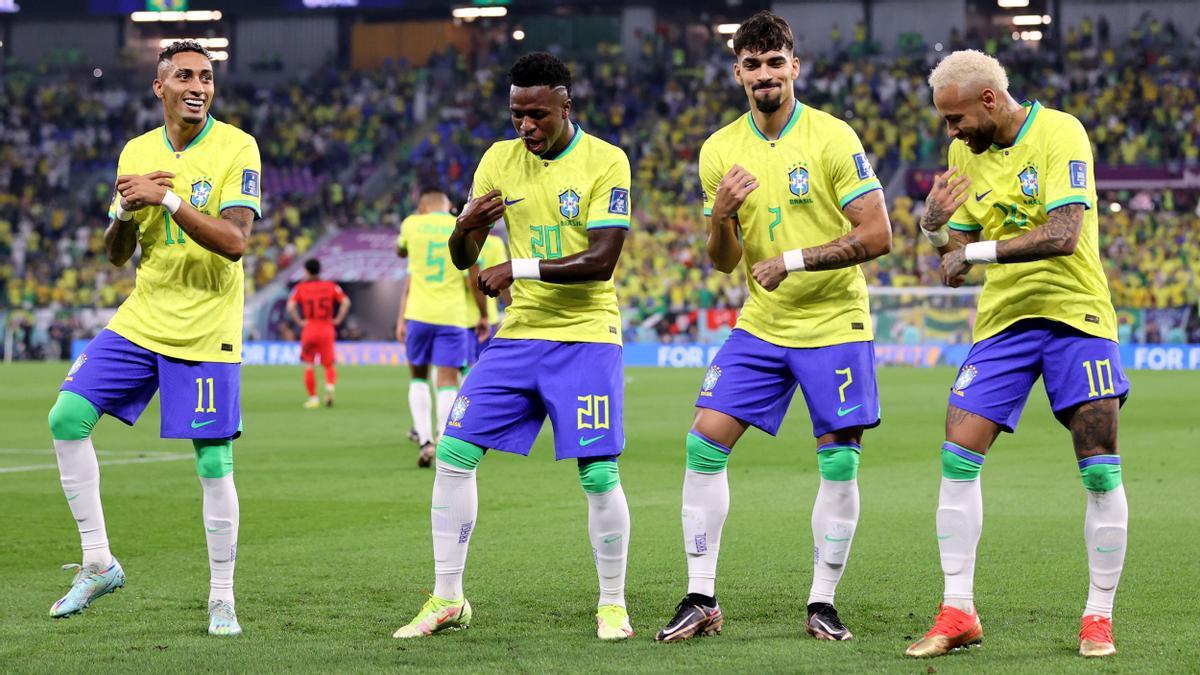 Los jugadores de Brasil celebrando uno de sus goles contra Corea 