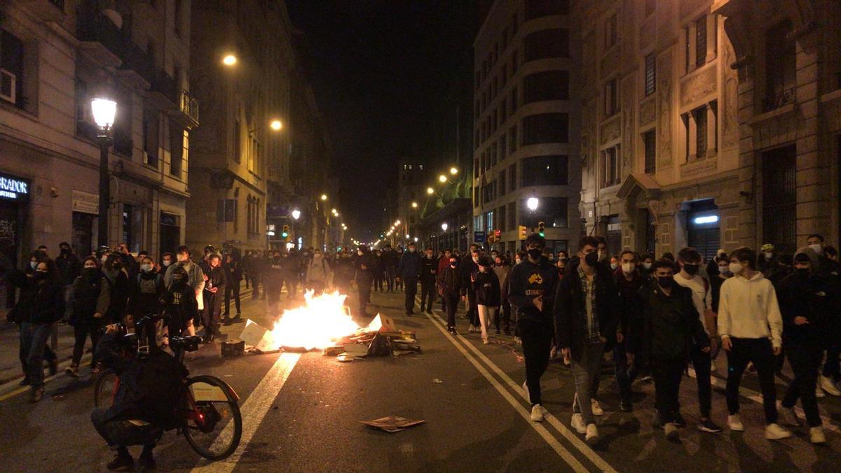 Pintadas a cajeros contra la policía e incendio de contenedores en Barcelona en la cuarta noche de protestas