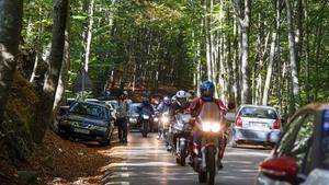 Aglomeración de motos y coches en el Montseny, este domingo.