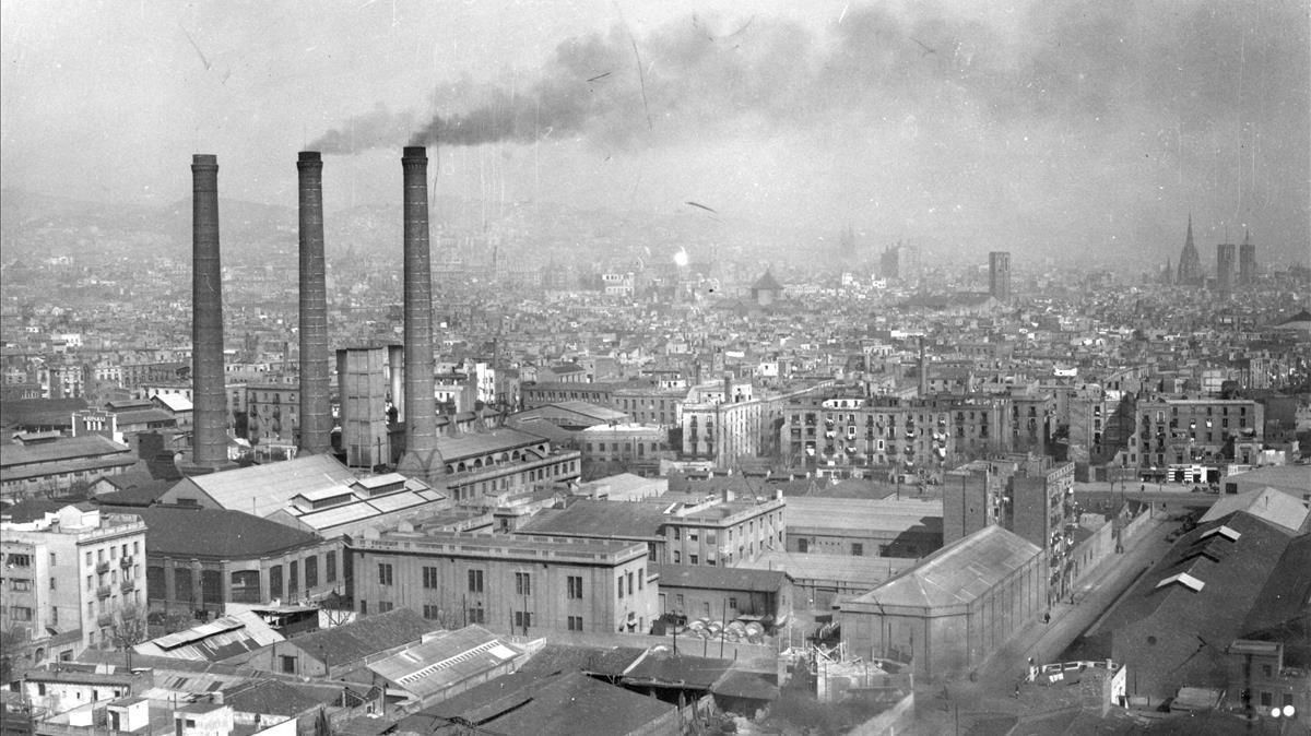 Las chimeneas de la central térmica de Mata, en 1956, humeantes, fruto de la combustión del carbón inglés. Las chimeneas de la central térmica de Mata, en 1956, humeantes, fruto de la combustión del carbón inglés.