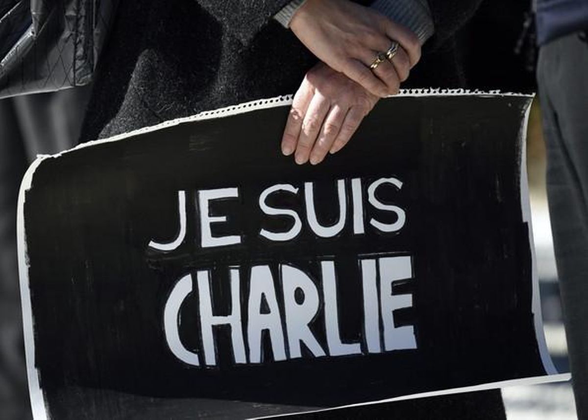 Una mujer sostiene un cartel de apoyo a la revista ’Charlie Hebdo’ durante uno de los múltiples homenajes que se celebraron por todo el mundo al día siguiente del atentado en París del pasado día 7. Una mujer sostiene un cartel de apoyo a la revista ’Charlie Hebdo’ durante uno de los múltiples homenajes que se celebraron por todo el mundo al día siguiente del atentado en París del pasado día 7.