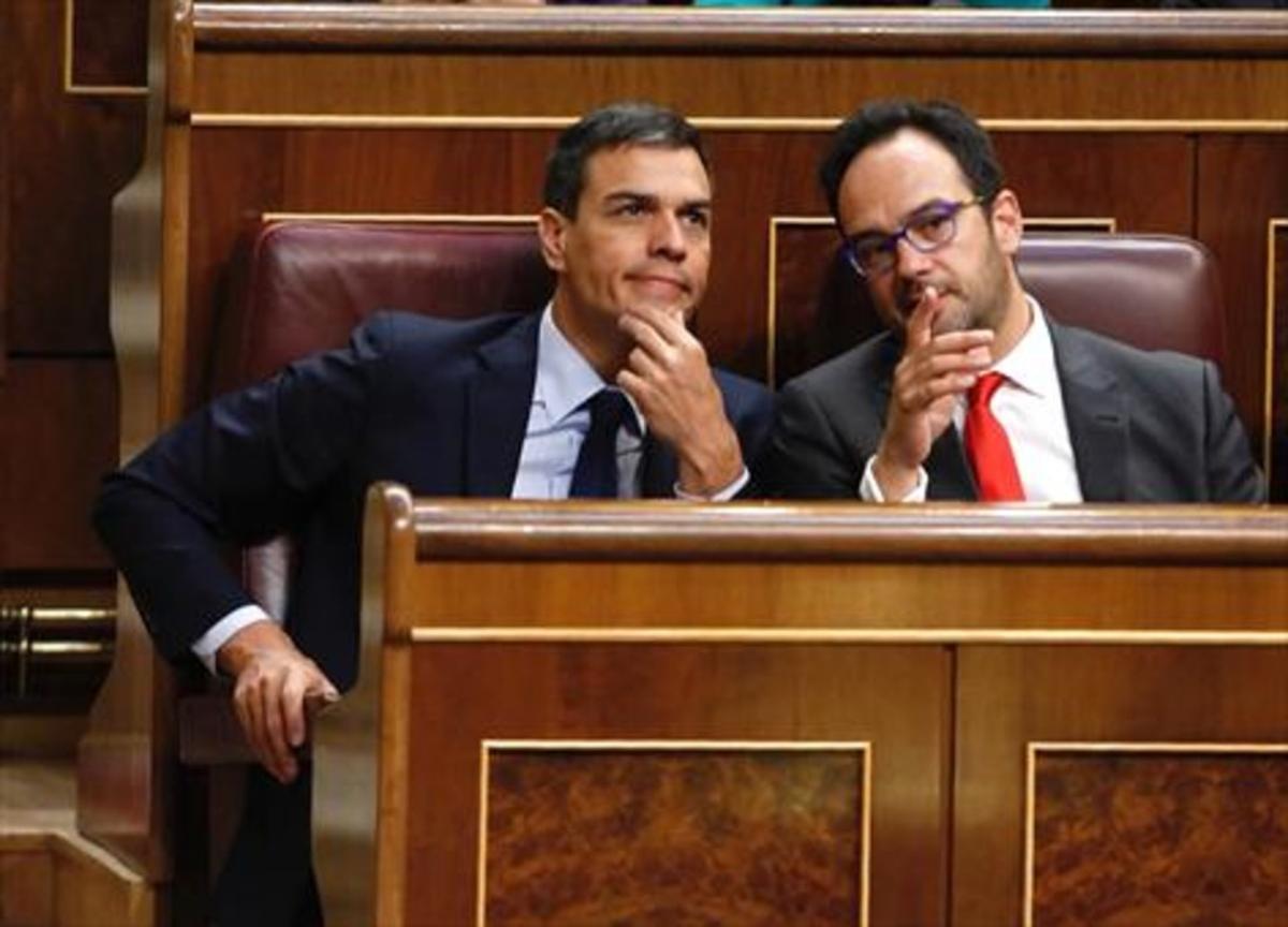 El líder del PSOE, Pedro Sánchez, y el portavoz del grupo parlamentario, Antonio Hernando, en el Congreso.