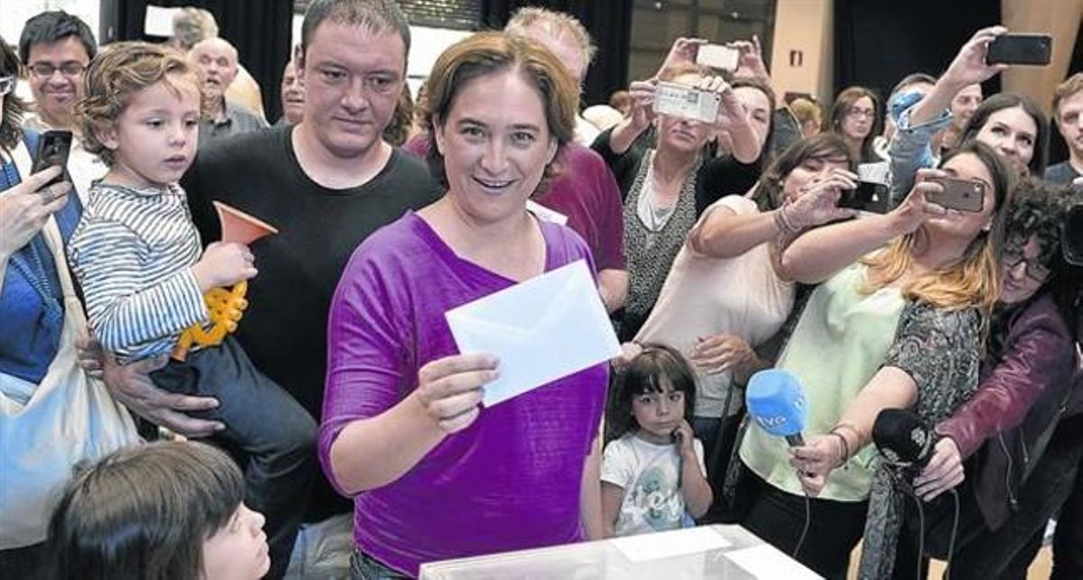 De activista a edil 8 Ada Colau votó, rodeada de una gran expectación, en el centro cívico La Sedeta de Barcelona. De activista a edil 8 Ada Colau votó, rodeada de una gran expectación, en el centro cívico La Sedeta de Barcelona.