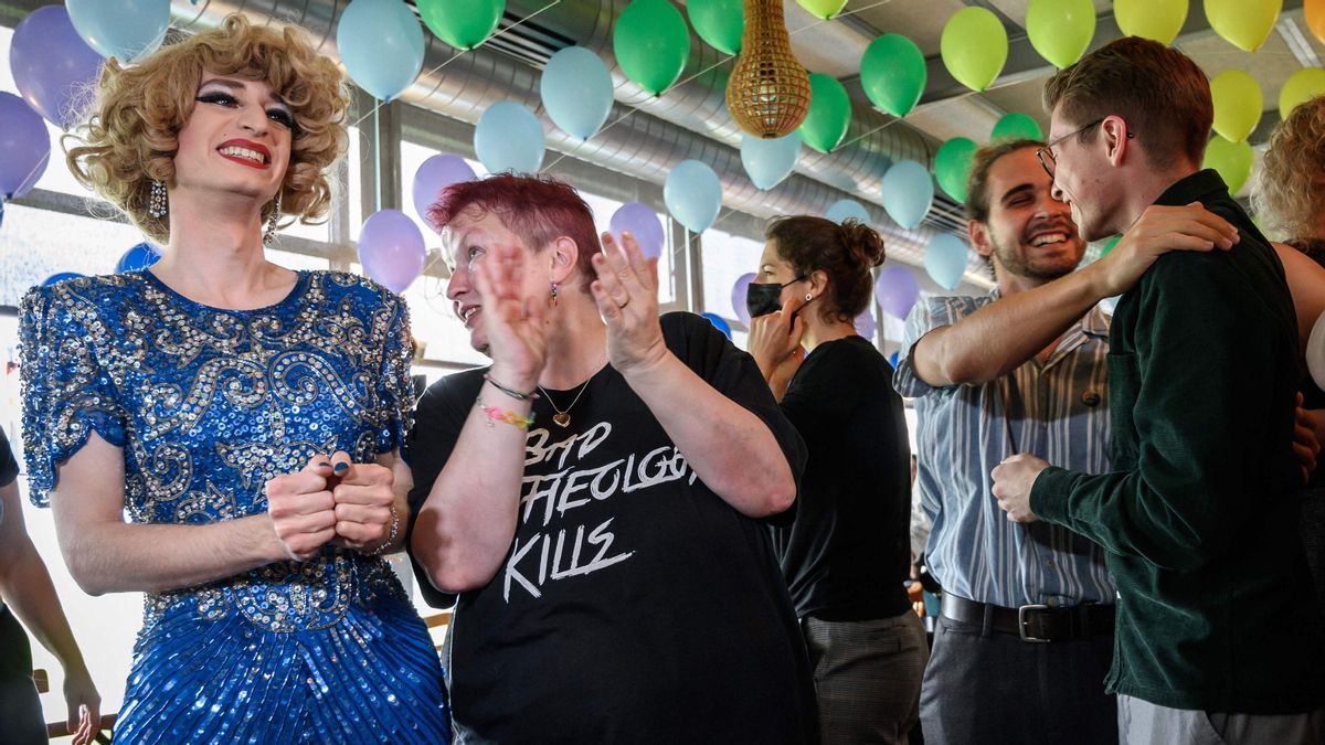 Los activistas reaccionan durante las primeras proyecciones tras un referéndum nacional sobre el matrimonio entre personas del mismo sexo, en la capital suiza, Berna. Los activistas reaccionan durante las primeras proyecciones tras un referéndum nacional sobre el matrimonio entre personas del mismo sexo, en la capital suiza, Berna.