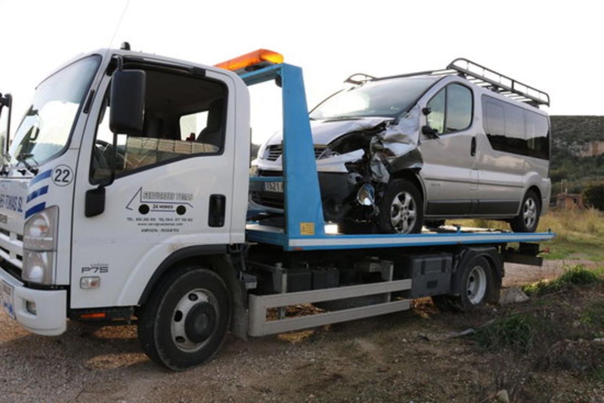 Una grúa retira la furgoneta en la que viajaba el conductor que ha provocado el accidente. Una grúa retira la furgoneta en la que viajaba el conductor que ha provocado el accidente.