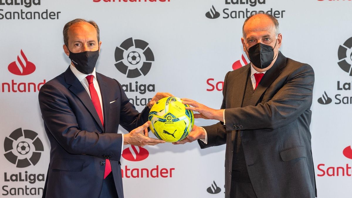 El presidente de La Liga, Javier Tebas, y Rami Aboukhair, consejero delegado de Santander España, presentan, este jueves, la renovación de su acuerdo hasta 2023. El presidente de La Liga, Javier Tebas, y Rami Aboukhair, consejero delegado de Santander España, presentan, este jueves, la renovación de su acuerdo hasta 2023.