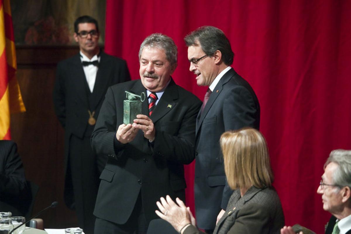El expresidente de Brasil Luiz Inácio ’Lula’ da Silva recoge el Premi Internacional Catalunya de manos de Artur Mas.