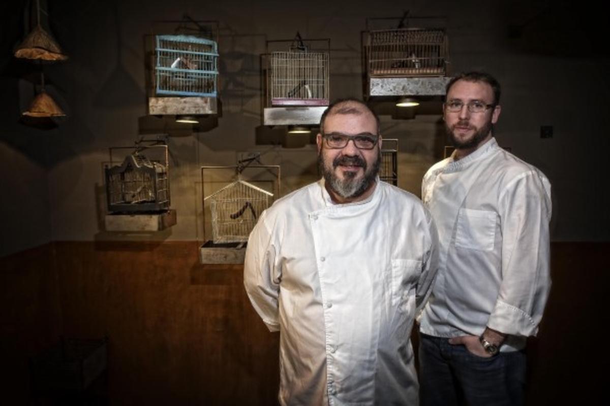 Jordi Herrera y Roger Viñas bajo las jaulas-lámparas de Manairó. Foto: Joan Cortadellas Jordi Herrera y Roger Viñas bajo las jaulas-lámparas de Manairó. Foto: Joan Cortadellas