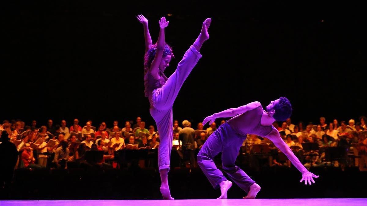 Un momento de la representación de ’Carmina Burana’ por la  Crea Dance Company, en Terrassa.