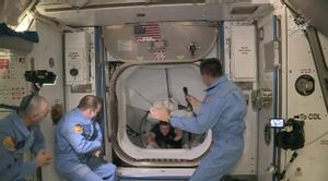 Los astronautas de la nave de Space X desembarcan en la Estación Espacial Internacional.