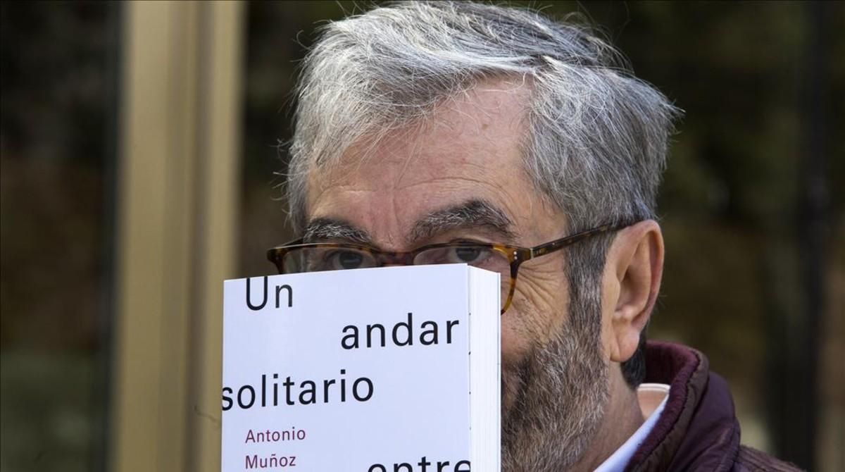 El escritor y académico Antonio Muñoz Molina, este martes en Madrid, donde ha presentado su nuevo libro. El escritor y académico Antonio Muñoz Molina, este martes en Madrid, donde ha presentado su nuevo libro.