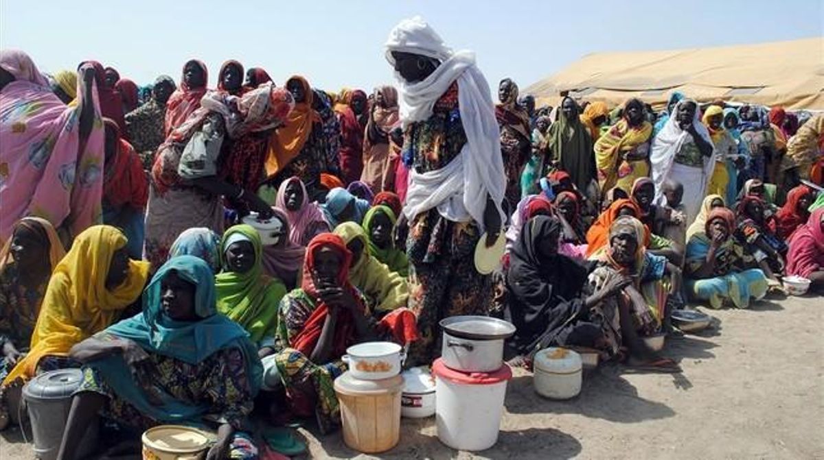Desplazados internos de Nigeria, sobre todo mujeres y niños, esperan recibir la comida en el campo de Dikwa, en el estado de Borno (Nigeria), el 2 de febrero. Desplazados internos de Nigeria, sobre todo mujeres y niños, esperan recibir la comida en el campo de Dikwa, en el estado de Borno (Nigeria), el 2 de febrero.