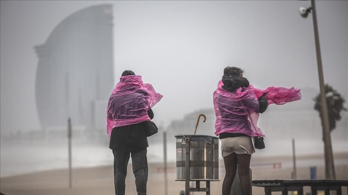 Dos mujeres, en el paseo maritimo de la playa de la Barceloneta tras la borrasca ’Gloria’, el pasado 21 de enero. Dos mujeres, en el paseo maritimo de la playa de la Barceloneta tras la borrasca ’Gloria’, el pasado 21 de enero.