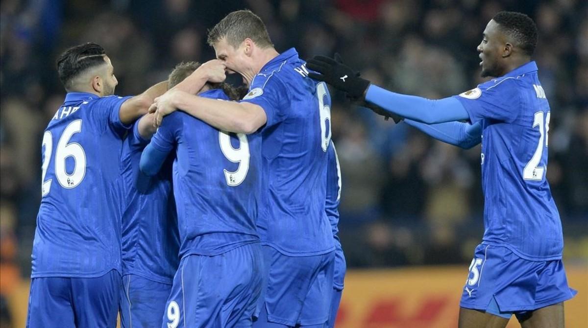 Los jugadores del Leicester celebran uno de sus goles al Liverpool.