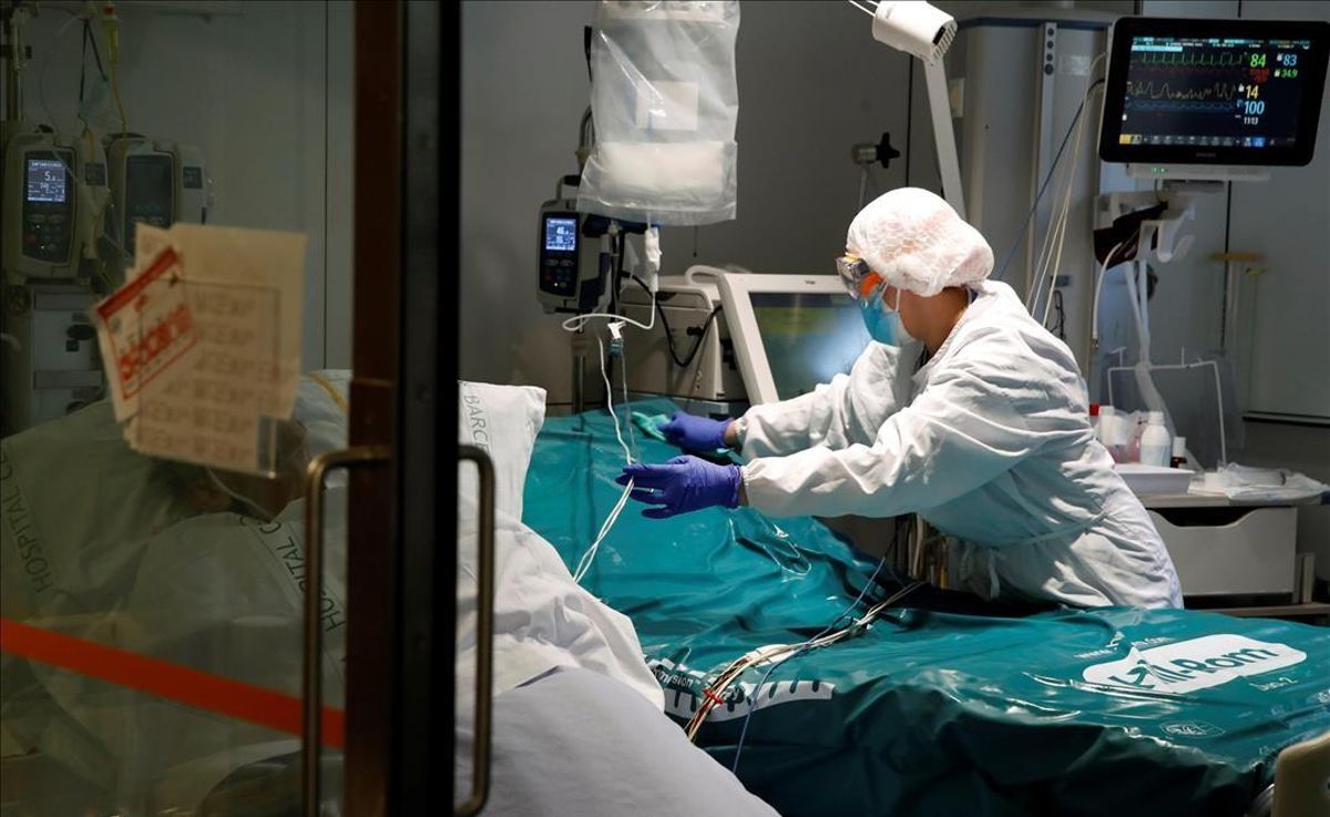 Profesionales sanitarios trabajan en una de las UCI del Hospital Clínic de Barcelona para pacientes covid. Profesionales sanitarios trabajan en una de las UCI del Hospital Clínic de Barcelona para pacientes covid.