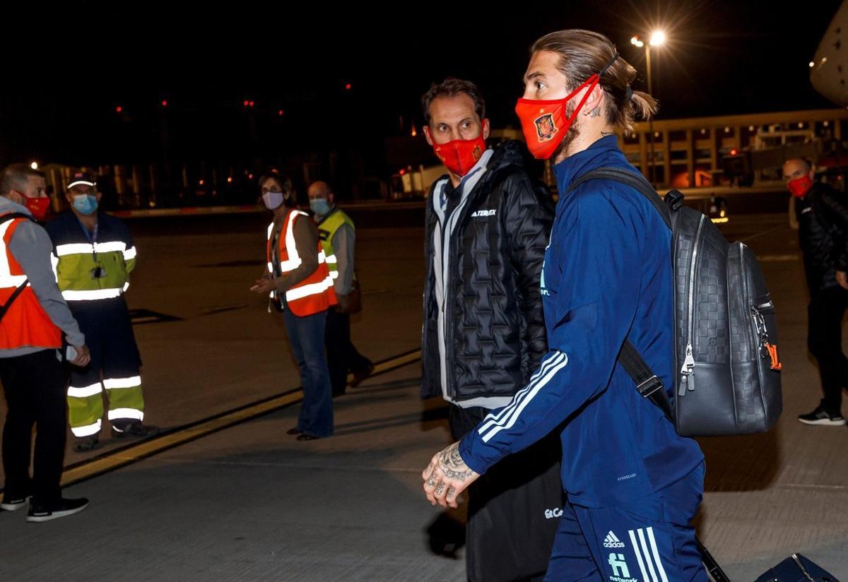 Sergio Ramos durante la llegada de la selección española a Sevilla. Sergio Ramos durante la llegada de la selección española a Sevilla.