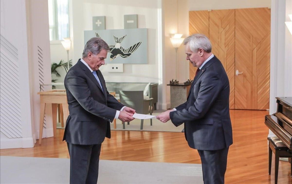 El primer ministro de Finlandia, Antti Rinne (derecha), tras su renuncia. en Helsinki. El primer ministro de Finlandia, Antti Rinne (derecha), tras su renuncia. en Helsinki.