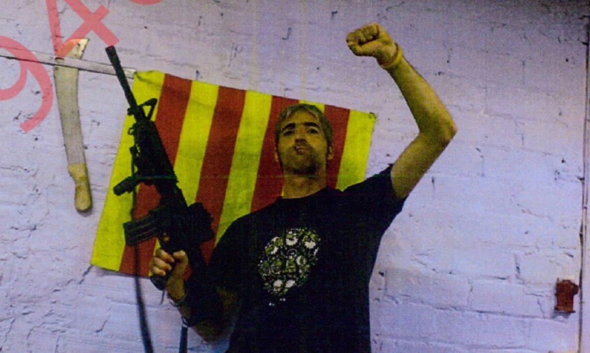 Foto incluida en el sumario de Alexis Codina, uno de los detenidos, posando con un fusil.